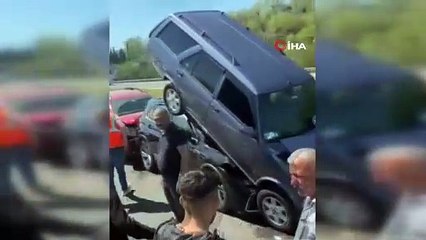 Otoyolda 9 araçlı zincirleme kazada ilginç görüntü: Araçlar üst üste çıktı