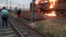चलती मालगाड़ी के इंजन में भीषण आग, कोयले से भरी थी पूरी ट्रेन, देखें वीडियो