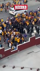AFICIÓN de Tigres se enfrentó con la POLICÍA previo al juego contra Pachuca