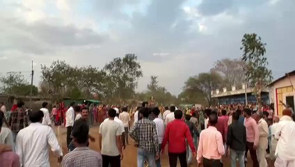 दुधली टांडा गांव में रंग तेरस पर्व पर खेली लट्ठमार होली