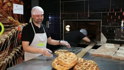 ضيف دائم على موائد الأتراك في رمضان.. تعرف على أسرار صناعة "خبز البيدا"