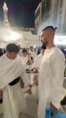 Serdar Dursun Mekke'de hurma dağıtırken görüntülendi