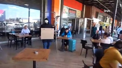 Görenler şaşkına döndü! Yüzüne maske takıp, eline tırpan aldı! TEM'de sürücüleri böyle uyardı!