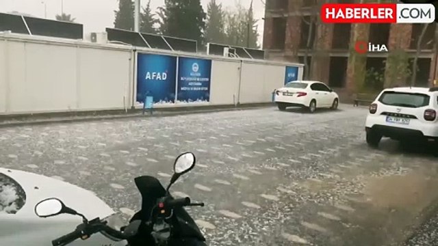 Dolu yağışı Adıyaman'ı beyaza bürüdü