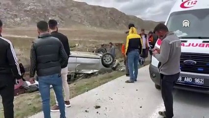 Sivas'ta devrilen hafif ticari araçtaki 5 kişi yaralandı