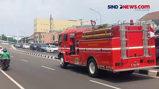 Detik-Detik Truk Boks Muatan Air Mineral Terguling di Flyover Pulogebang