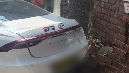 70대 몰던 택시 주택가서 전신주·행인 잇달아 '쾅'...40대 남성 숨져 / YTN