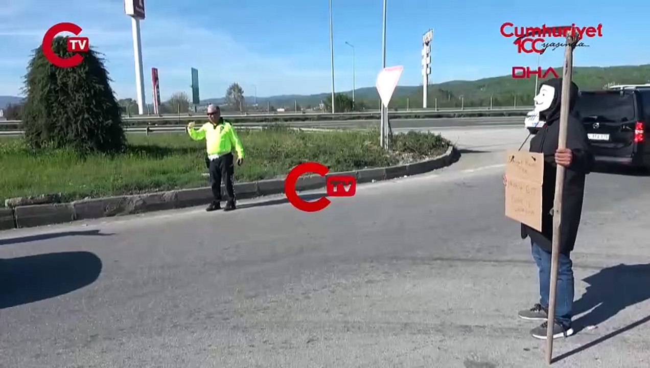 'Azrail' maskesi takıp ‘Bana iş çıkarmayın’ pankartı ile sürücüleri uyardı