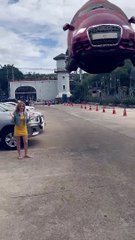 Car becomes baloon (SHORTS)