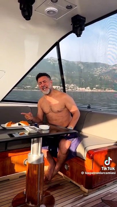 İzzet Yıldızhan teknede yarı çıplak türkü söyledi