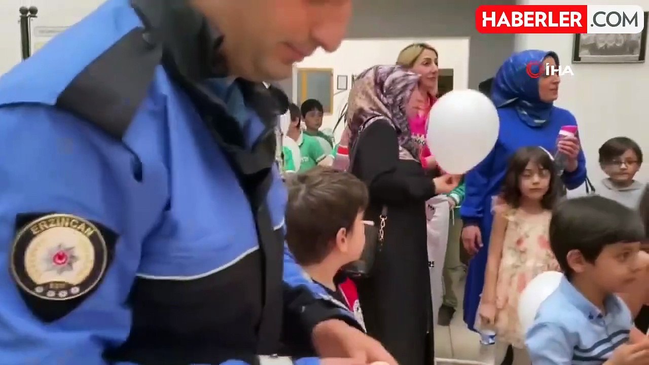 Minik öğrenciler Polis Haftasında polisleri unutmadılar