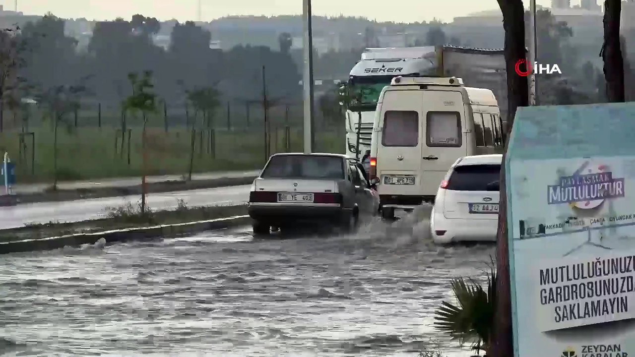 Fındık büyüklüğünde dolu yağdı, yollar göle döndü! Adana'da sağanak zor anlar yaşattı