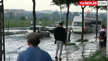 Adana'da yollar göle döndü...Fındık büyüklüğünde dolu yağdı, vatandaş aracının üzerini kilimle kapattı