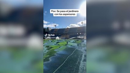 Скачать видео: El vacile del Cádiz a Xavi en su cuenta de TikTok con el estado del césped