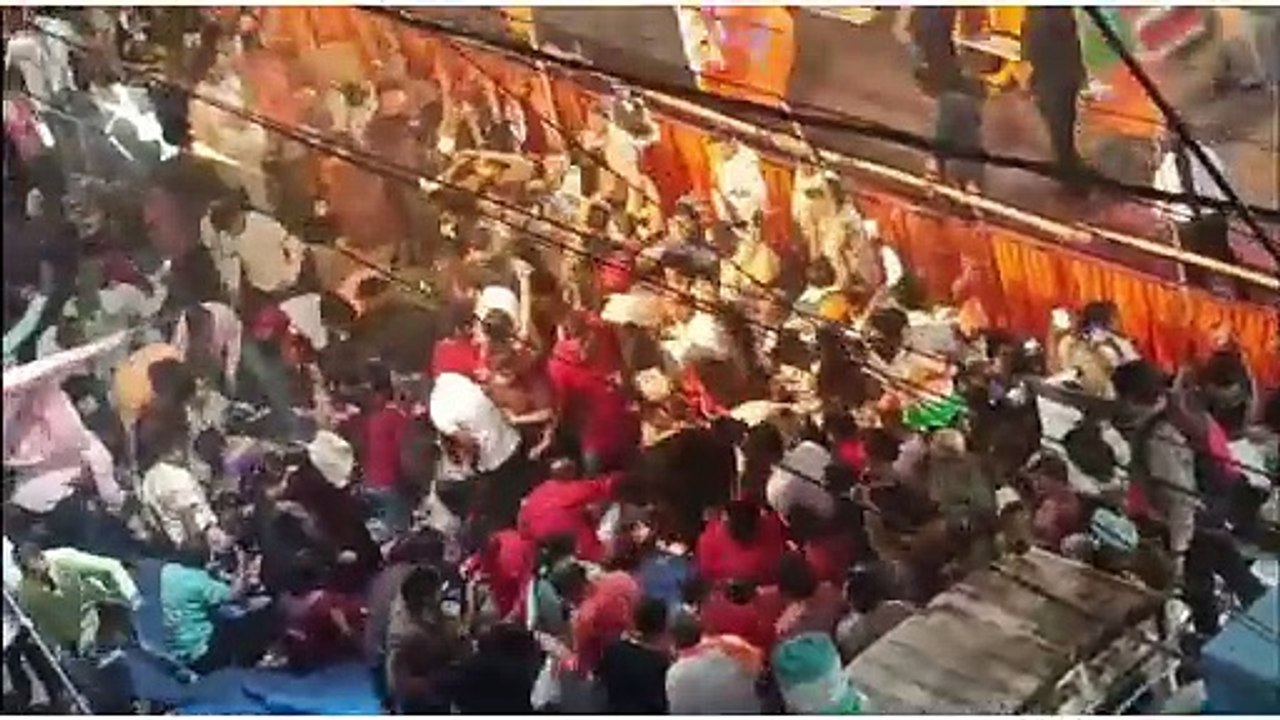 जबलपुर में पीएम मोदी के रोड शो के दौरान गिरा मंच