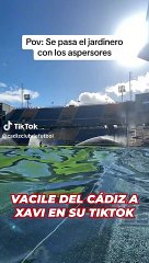 Vacile del Cádiz a Xavi en su cuenta de TikTok con el césped
