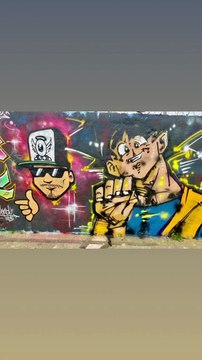 Si tu marches dans la #rue, tu peux entendre une #symphonie d’artistes en herbe. Si tu écoutes suffisamment, tu pourras capter.la #poésie #urbaine. Ne le chuchote pas trop bruyamment : il y a des #oreilles sous les #pavés.