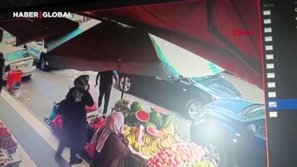 Otomobilin çarptığı motokurye yaralandı; o anlar kamerada