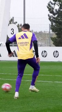 Vinicius marca un golazo con el exterior y se acuerda de Modric