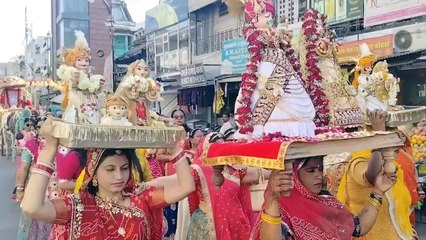 मार्ग पर जगह-जगह पुष्पवर्षा