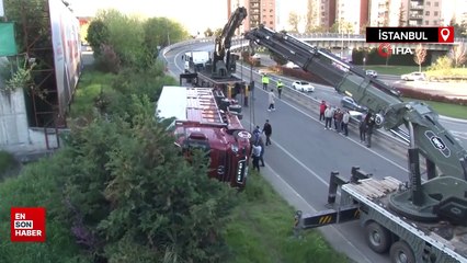 Ataşehir'de sebze yüklü kamyon virajı alamayarak yan yattı
