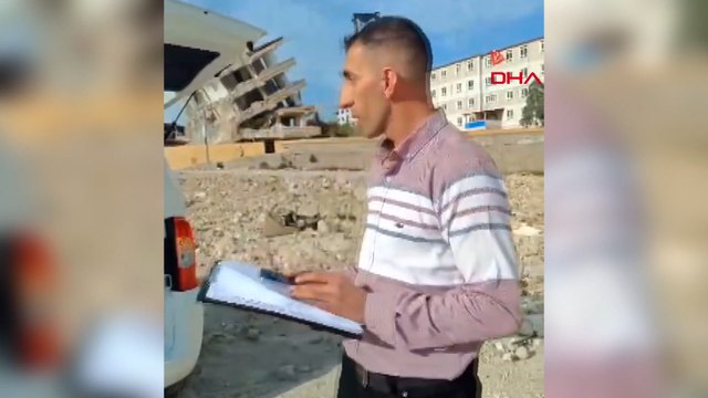 Hatay'da ağır hasarlı binanın yıkıldığı anlar kamerada