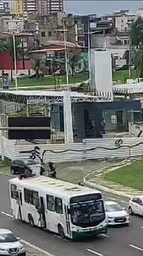 Torcedores do Bahia são flagrados 'surfando' em ônibus na orla de Salvador