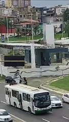 Torcedores do Bahia são flagrados 'surfando' em ônibus na orla de Salvador