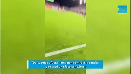 "Dale, corre afuera": una nena entró a la cancha y se sacó una foto con Messi