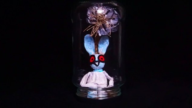 LE LAPIN BLEU DANS SA CAPSULE TEMPORELLE JAK ARNOULD ©ADAGP