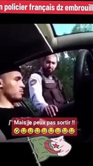 jeune avec un policier français dz عند وصول المهاجرين إلى الجزائر ميناء الجزائر مرسيليا لا جولييت وهران سكيكدة عنابة بجاية قارب الجزائر العبارات كورسيكا لينيا نقل الأمتعة فان الجمارك الشرطة الدرك port d'alge