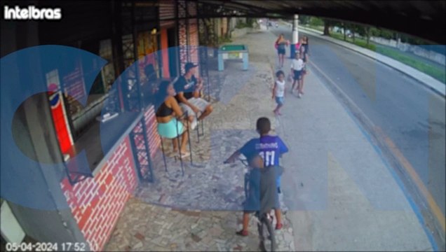 Impressionante! Veja o momento em que motociclista atropela mulheres e crianças na calçada