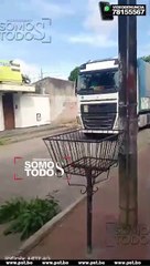 CAMION DE ALTO TONELAJE DEJA SIN ENERGÍ ELÉCTRICA A UN BARRIO