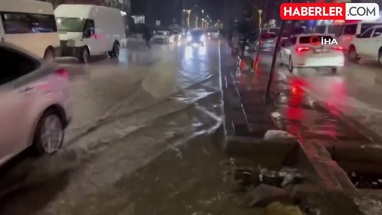 Yüksekova'da Sağanak Yağış: Caddeler Göle Döndü
