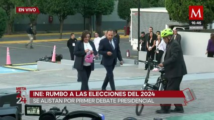 Xóchitl Gálvez llega en bicicleta al debate presidencial