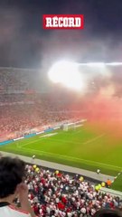 Download Video: HINCHAS DE RIVER PLATE SACAN MANTA Y CANTICOS CONTRA INGLESES EN MEMORIA DE LAS ISLAS MALVINAS