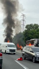 Insiden lalu lintas terjadi di jalur contra flow km 57 melibatkan tiga kendaraan