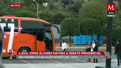 Jorge Álvarez Máynez llega a las instalaciones del INE en su autobús naranja