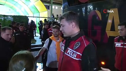 Galatasaray taraftarların sevgi gösterileriyle stattan ayrıldı