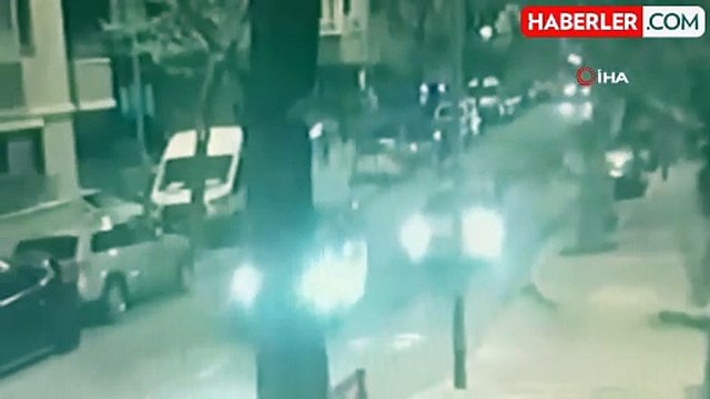 Avcılar'da araçla önünü kestikleri taksiye kurşun yağdırdılar: O anlar kamerada