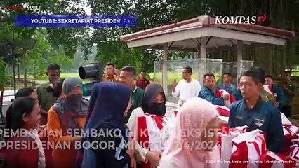 Momen Presiden Jokowi Pakai Sarung saat Tinjau Pembagian Sembako di Istana Bogor