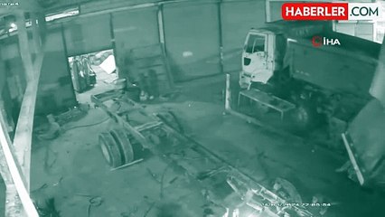 Çalınan kamyoneti parçalayan tamirci kamerada