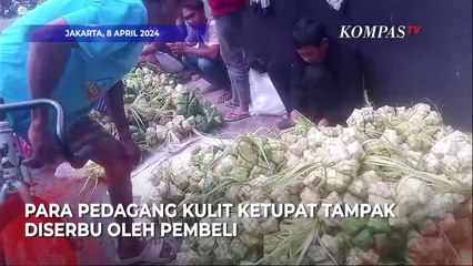 Jelang Lebaran, Pedagang Kulit Ketupat Diserbu Pembeli di Pasar Palmerah