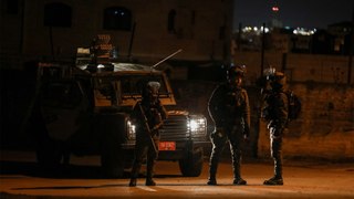قوات الاحتلال الإسرائيلي تقتحم مدينة دورا وتعتقل 10 فلسطينيين