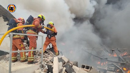 Un incendio arrasa cinco naves de la de la empresa de electrodomésticos Cecotec en Sollana