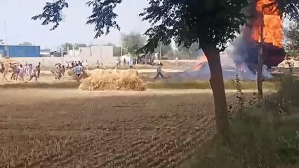 केमिकल टैंकर को खाली करते लगी भीषण आग, देखें ये वीडियो