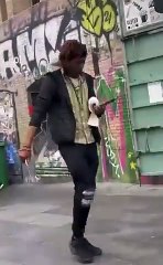 Terror en Barcelona: un hombre afila un cuchillo en plena calle