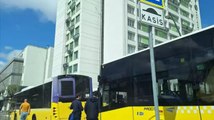 Gaziosmanpaşa'da gaz pedalı takılı kalan İETT otobüsü duraktaki otobüslere çarptı