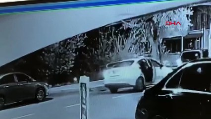 Film sahnelerini aratmadılar! Taksinin yolunu kesip kurşun yağdırdılar