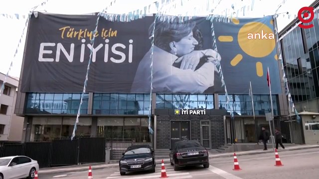 Meral Akşener'in açıklamasının ardından İYİ Parti Genel Merkezi'nde görevliler, Akşener'in özel eşyalarını toplayarak makam aracına taşıdı